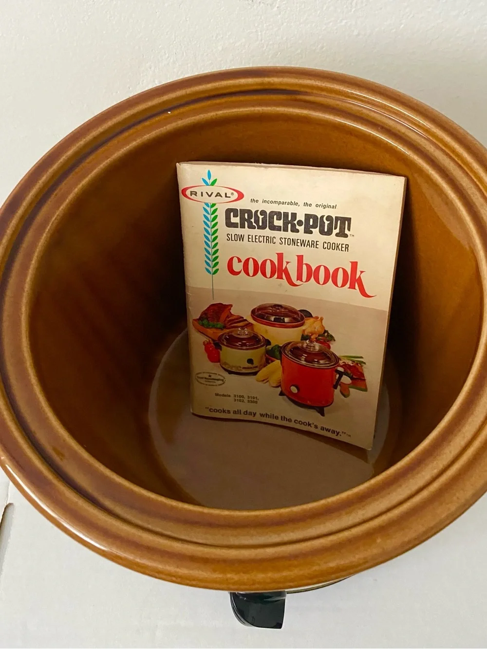 Vintage Rival Crock-Pot Harvest Gold Slow Cooker. 3.5 Qt.